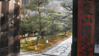 山近い静かな寺院