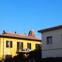 駅から5分歩いて道を渡ると、洗礼堂の先っぽが見えてきます