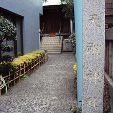 右側の青いものは鳥居の足です。