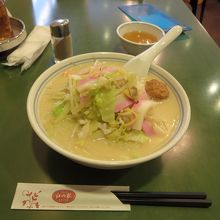 こちらが上ちゃんぽん￥１０００。肉団子がトッピングされてた。