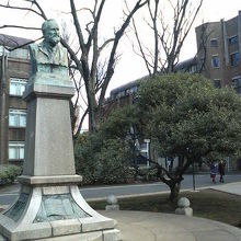 台座部分のレリーフも要チェック。