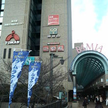 飯田橋駅のそばで、平日昼間でも人が多かったです。