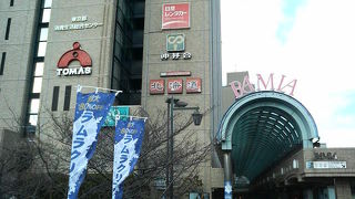 飯田橋駅近くの平日も賑わうショッピングモール