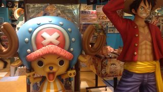 期間限定カフェや、人気キャラのお店も。