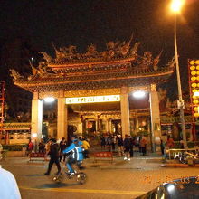 台北に到着した日の夜は必ずお参りです。