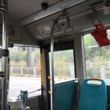広州のバスの車内には赤いゴミ袋が吊るしてある