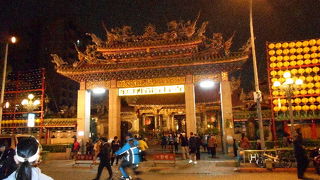 現在時刻、台北時間で午後9時15分　でも地元の人がたくさんお参りしています。