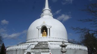白い塔に金色の大仏坐像は「世界の平和と人類の幸福を祈願」