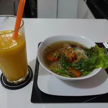 クイティウとマンゴーシェイク。