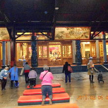 早朝からお参りの人が絶えません。