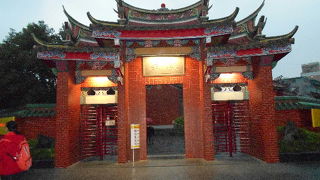 早朝からお参りの人が絶えません。