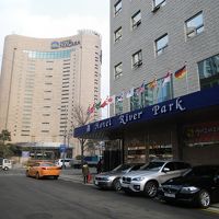 向かいのナイアガラホテルが立派に見えます。