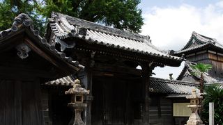 立派な門構えのお寺