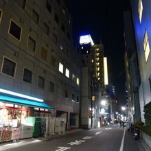 裏通り沿いで静かです