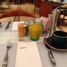 左のスムージーは無料です！