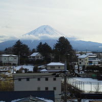 客室の窓からの富士山