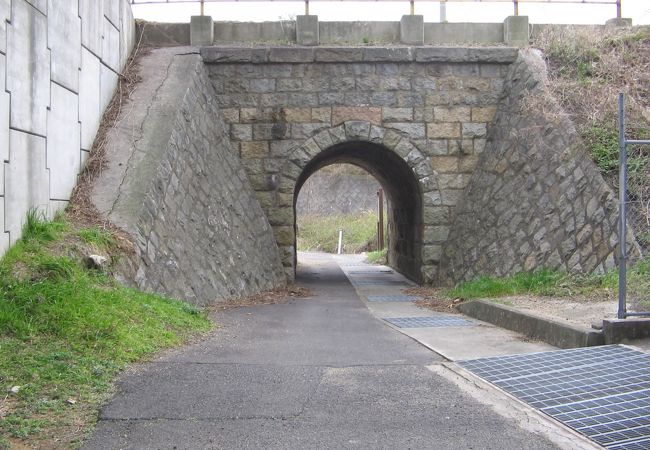 旧讃岐鉄道時代の今や忘れ去られようとしている鉄道施設の遺構です