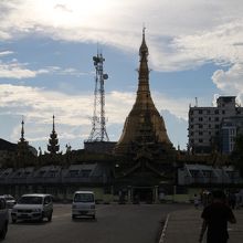 東側からのスーレーパゴダ