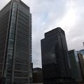東京駅丸の内南口正面の見えるのが丸ビル