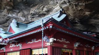 海岸の岩の中にある由緒ある神宮