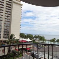 ホテルの部屋からワイキキビーチが見える