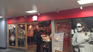 高輪口、階段おりてすぐ。