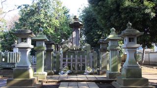 豪徳寺の境内にあります