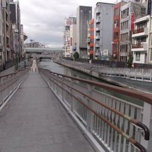 この辺りは遊歩道沿いを歩く人の姿も稀でした