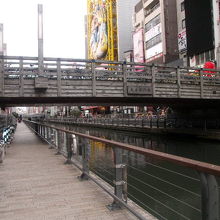 下から見た橋の外観