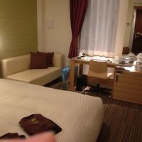 書類が広げられる大きめのデスクのある客室