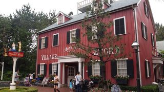 ダッフィーグッズの大洪水。可愛い赤色の壁が目印。