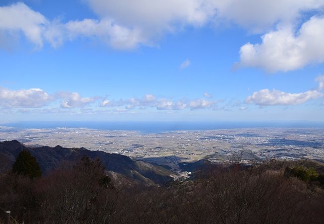 伊勢平野から伊勢湾まで見渡せます