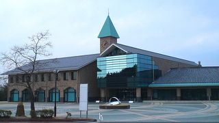 陶器で作られた千羽鶴