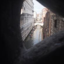 窓から運河と橋が見えます。