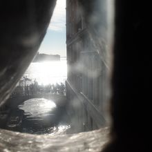 外の世界が明るく、眩しく感じられます。