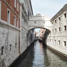 外から見た溜息の橋。