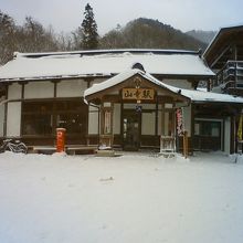 山寺駅舎。