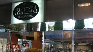 ジャイアンツグッズやジャビットぬいぐるみ等が沢山並んでいる