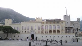 岩山の上に立つ宮殿