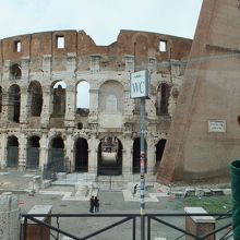 斜めの部分は倒壊防止の補強だそうです。