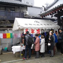 門横でたこ焼きの接待