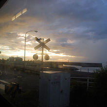 海側の線を走る列車から見た伊予灘（漁港）の夕日