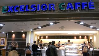 隣に喫煙所があります