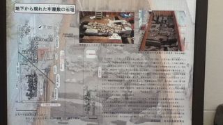 写真や図入りの説明板がある