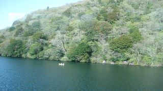 遊覧船に乗って湖散策