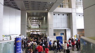 JR環状線の天満駅前