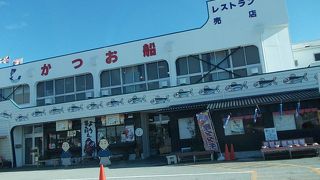 大きな船の形の建物の前にあります