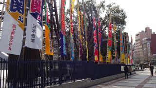 通りの両側にある横綱の銅像がこの街らしい。