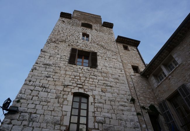 高い塔のある石造りの教会