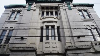 力強さより、装飾に力を入れたビル